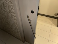 Maçaneta da porta do box caida