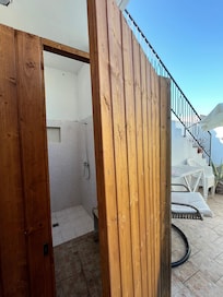 Particolarità cabina doccia lato giardino