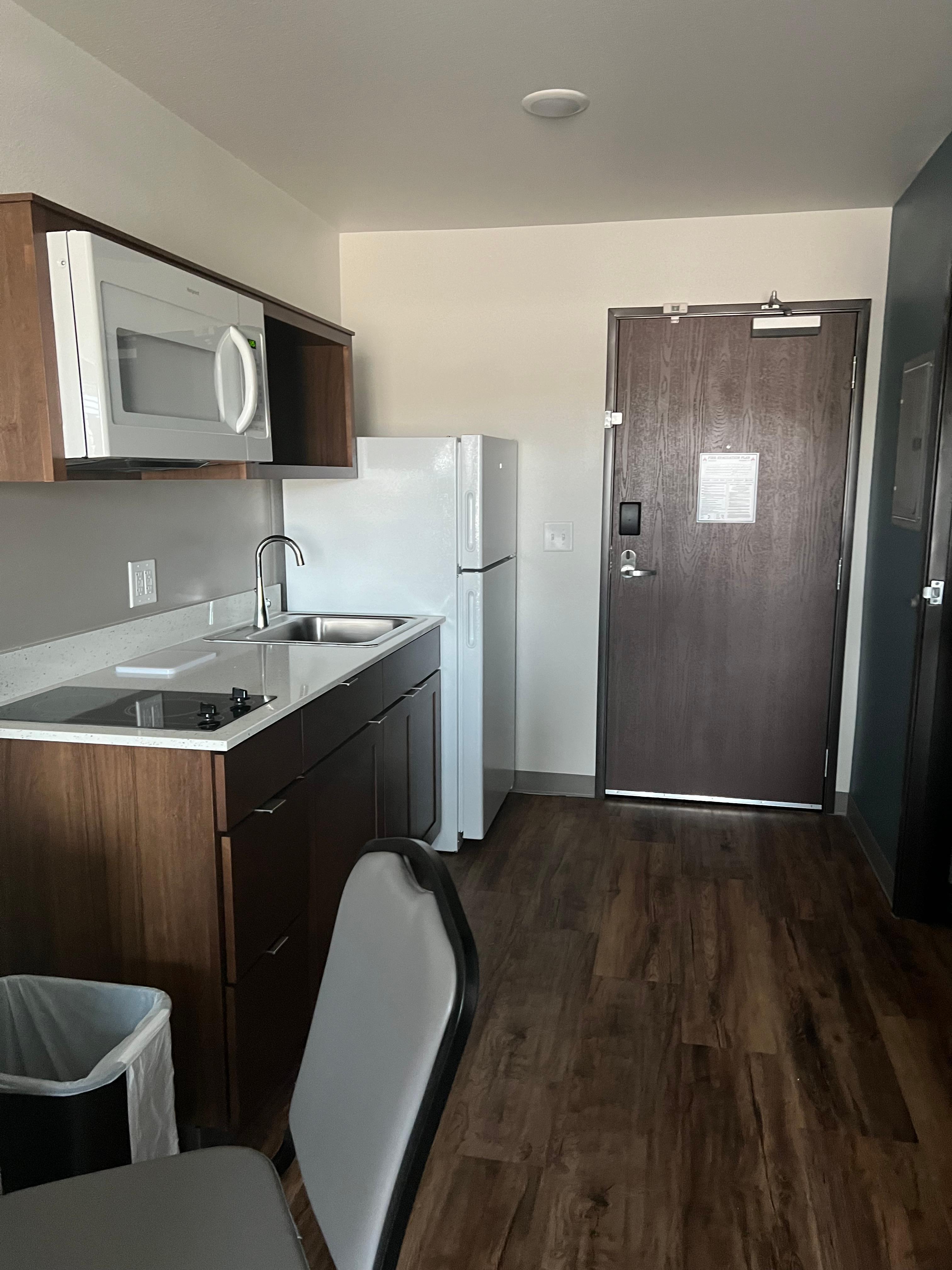 Full kitchenette with hot plate. I forgot to look under cabinets for dinner & cookware