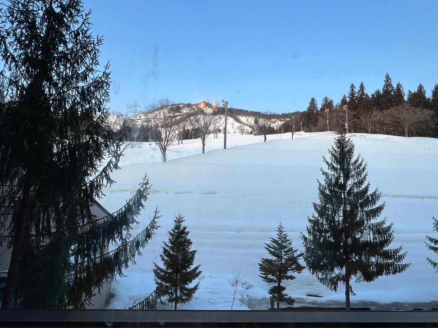 房間就有大面的窗戶看的到雪景