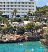 Hotellet og swimmingpool fra den anden side af vigen