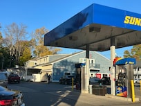 Les appartements derrière la station-service