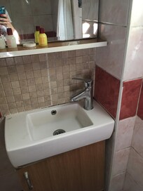 Impossibile lavarsi il viso