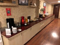 Café, thé et gâteaux à disposition en permanence