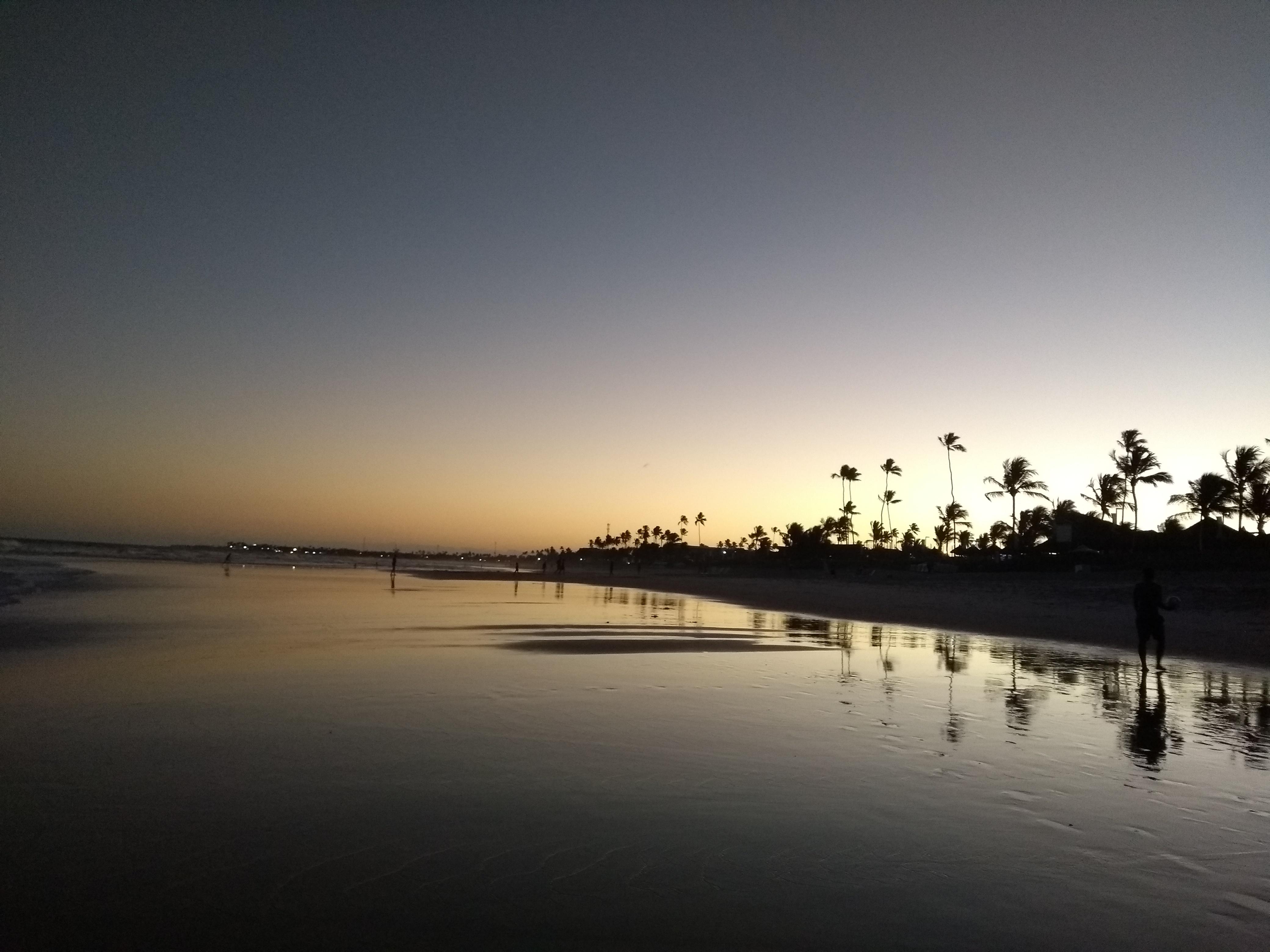 O cai dá tarde na praia do cupe . 