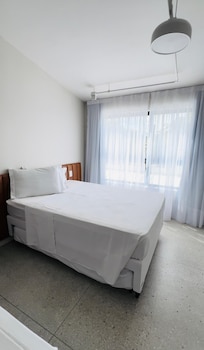 Quarto super bem iluminado pela luz natural. As cortinas isolam bem a luz, caso desejasse.