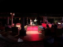 Musik och show på kvällen efter middagen.