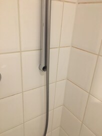 Fehlende Schraubabdeckung Duschstange