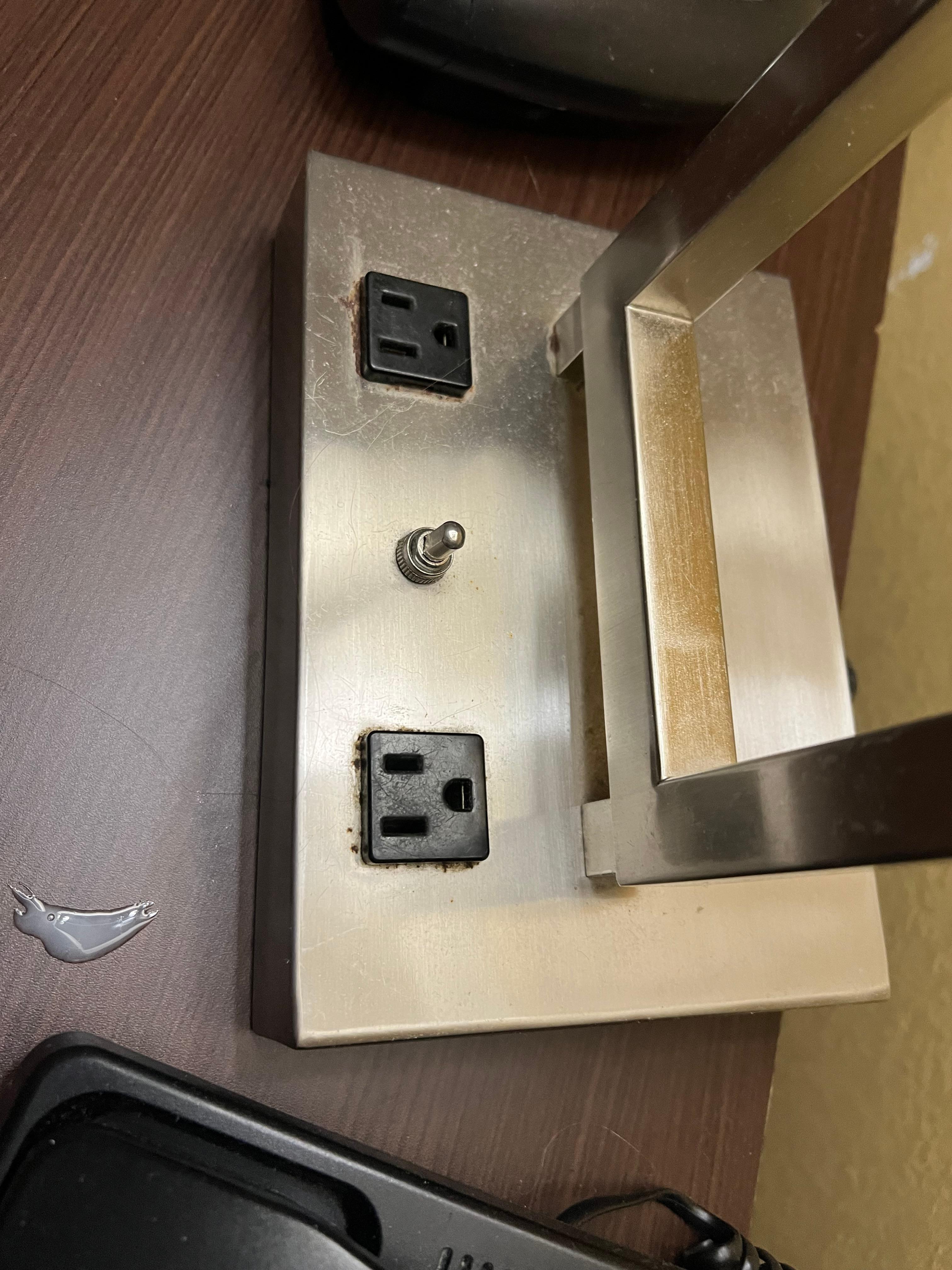 Night stand lamp, none of the plugs worked