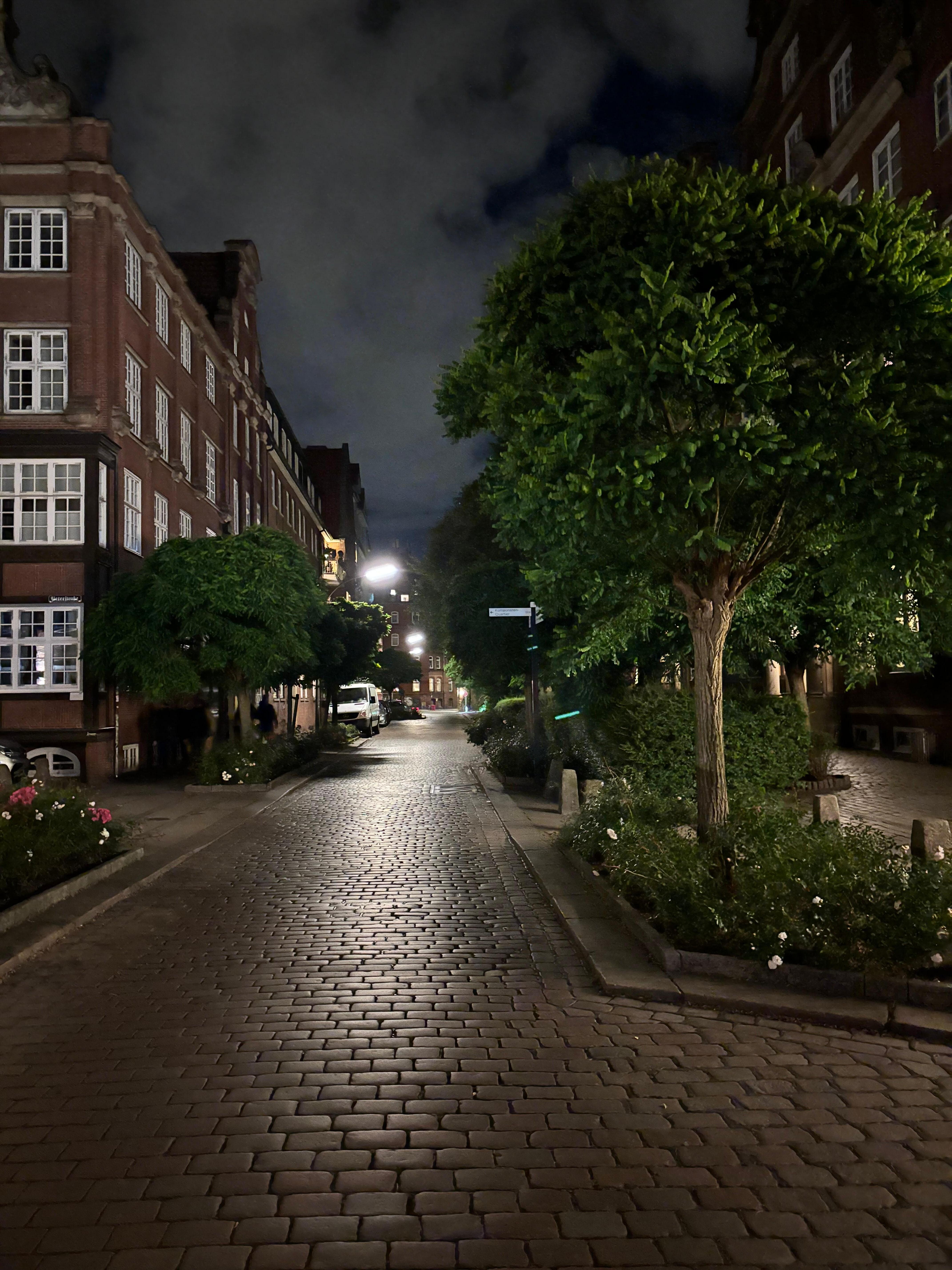 Hotellets gade ved aftentid