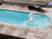 Situação da piscina, não dá vontade nem de entrar