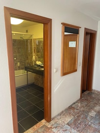 Blick ins Bad, Toilette separat