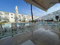 Innenbereich, großer Pool