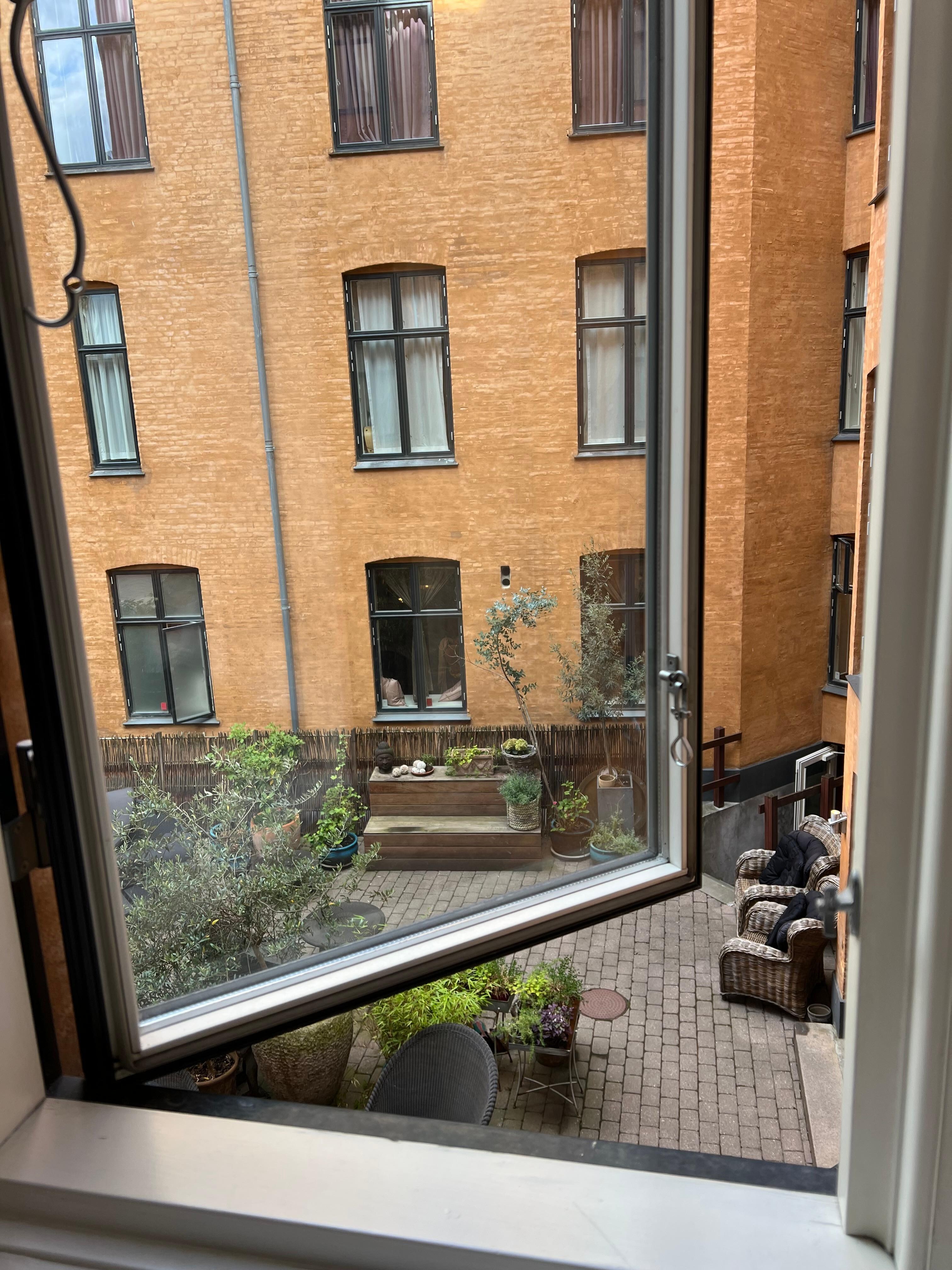 Rum med utsikt mot innergård 