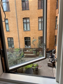 Rum med utsikt mot innergård