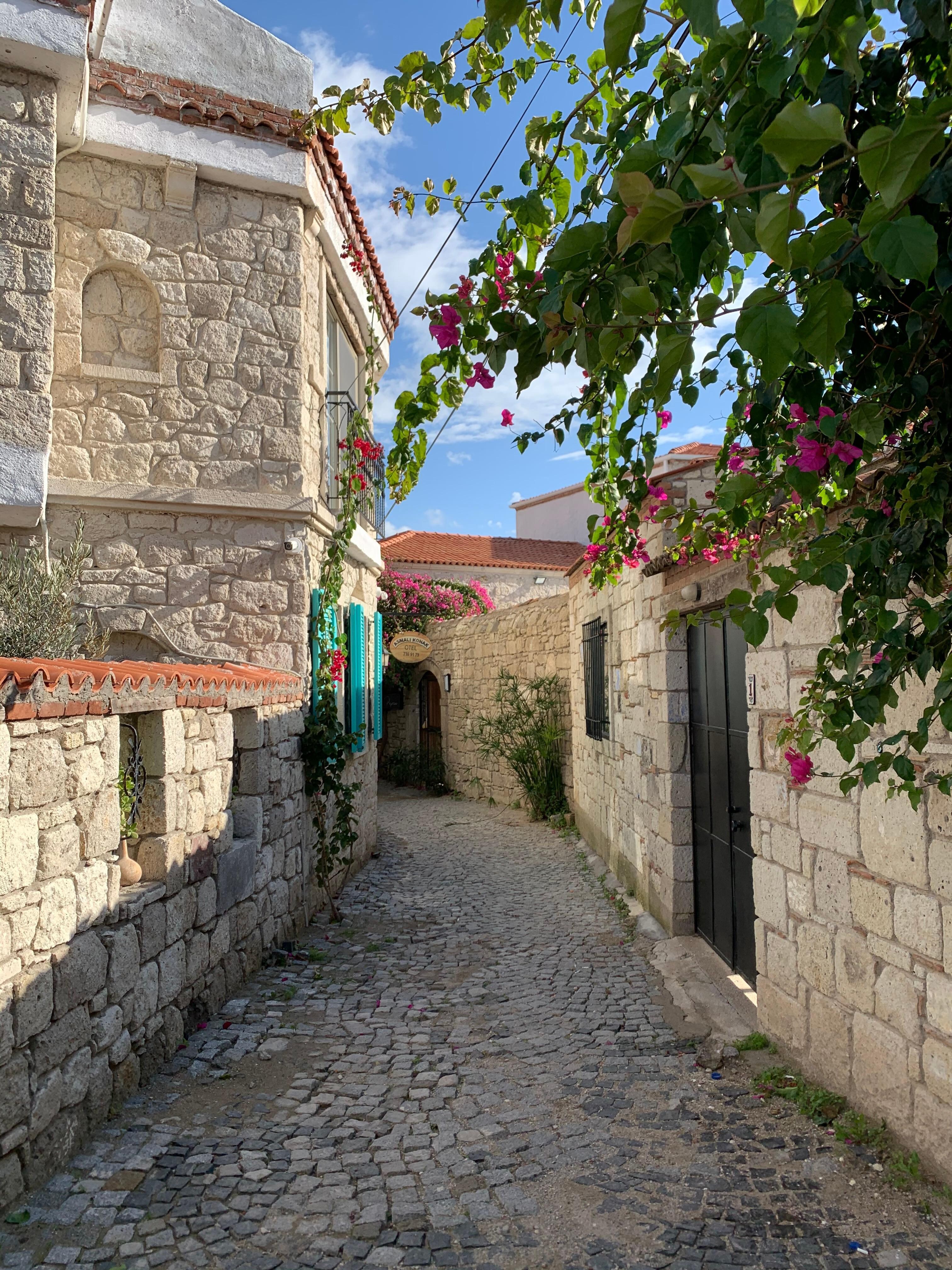 Otelin girişine doğru