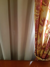 Rideaux troués  et sales