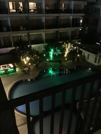 Utsikt från balkongen mot pool och restaurang.