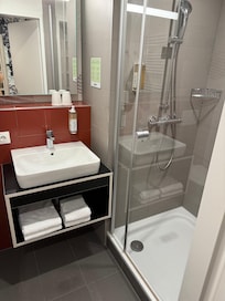 Sehr sauber und große Dusche