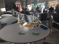 Happy hour in de bar met zeezicht.