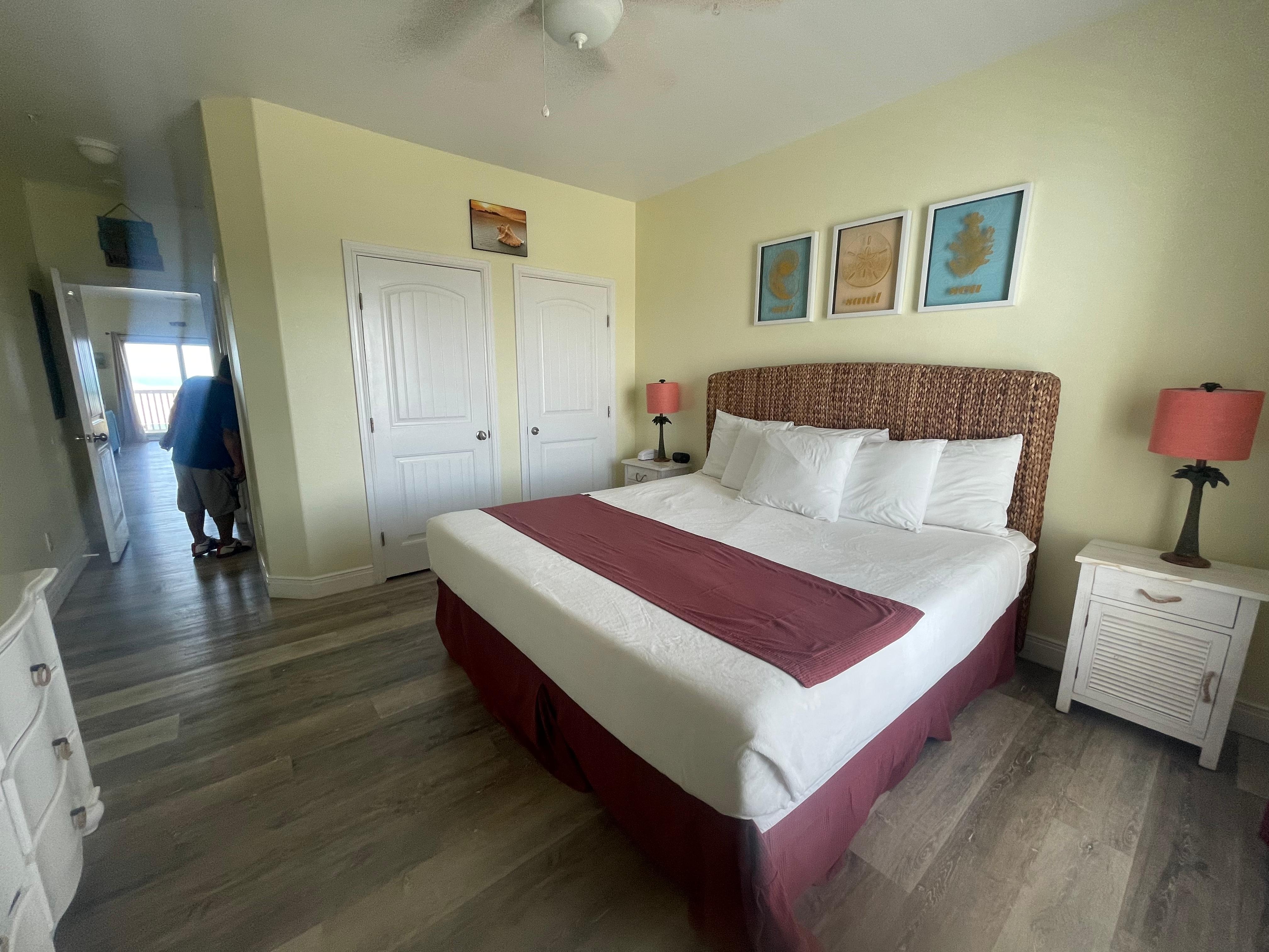 Room with queen bed 