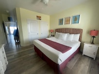 Room with queen bed