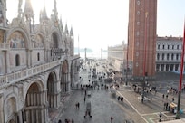 部屋のバルコニーからのサンマルコ広場の眺め