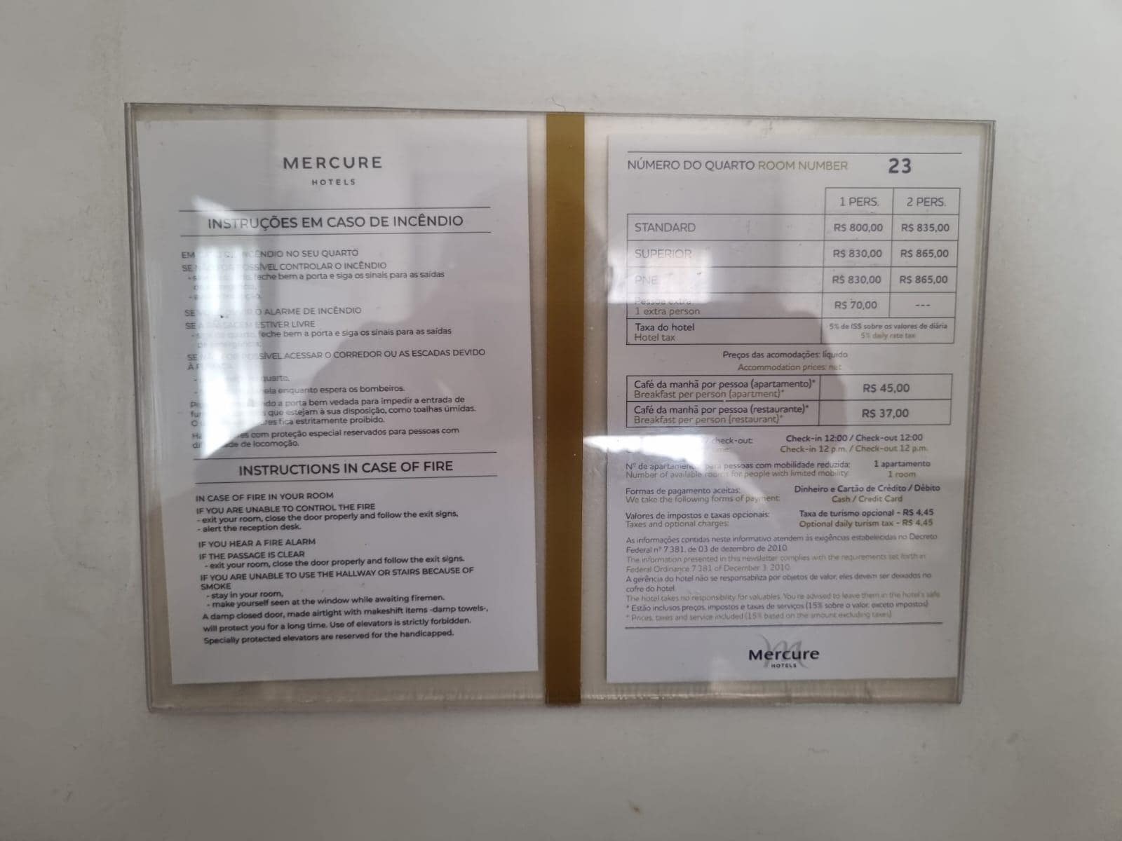 Foto dos valores de café da manhã. Porta apartamento 23