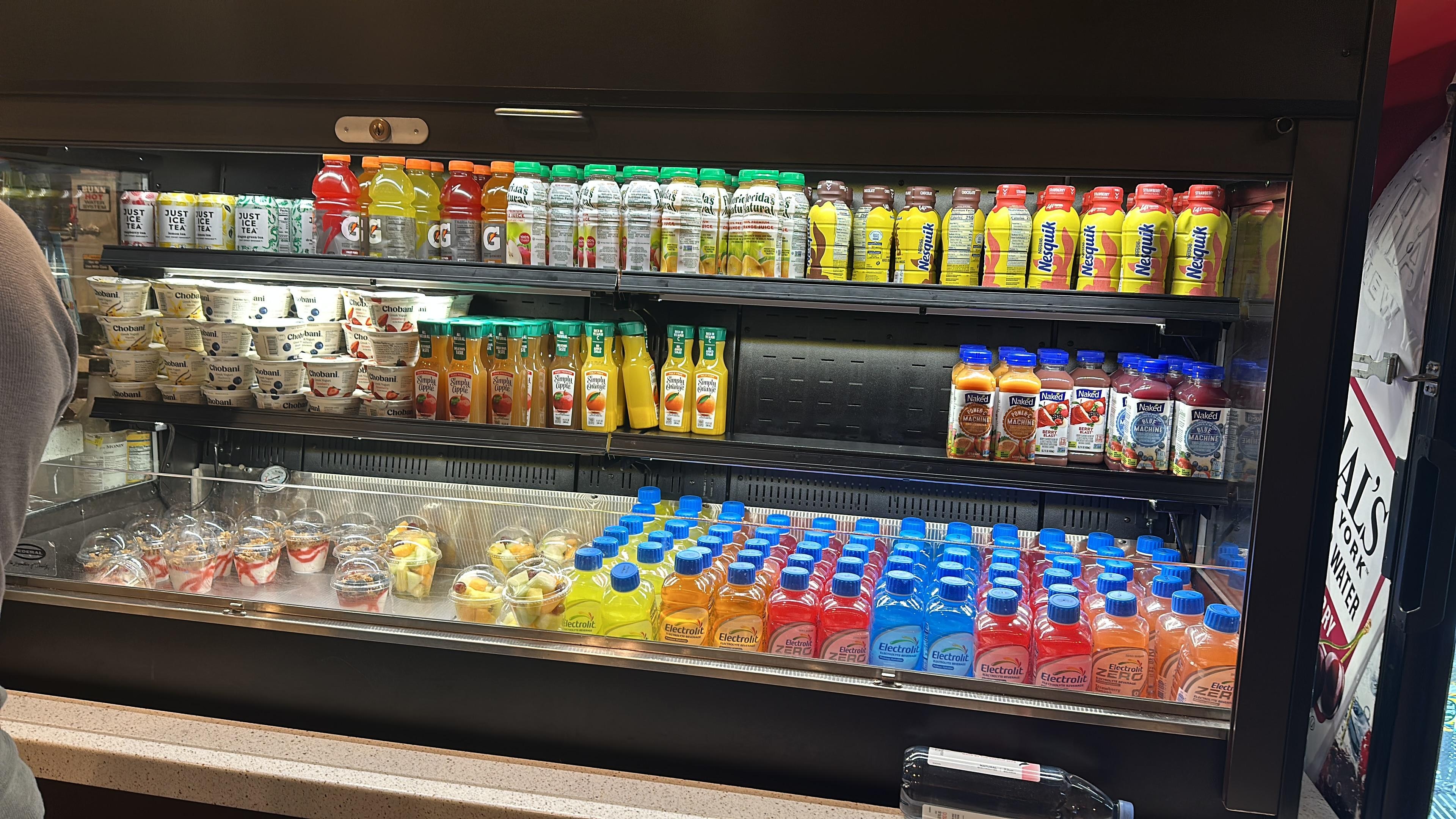 Opções de Bebidas e iogurtes que você pode pegar no café da lembrando que você pode pegar apenas 3
Itens por pessoa.