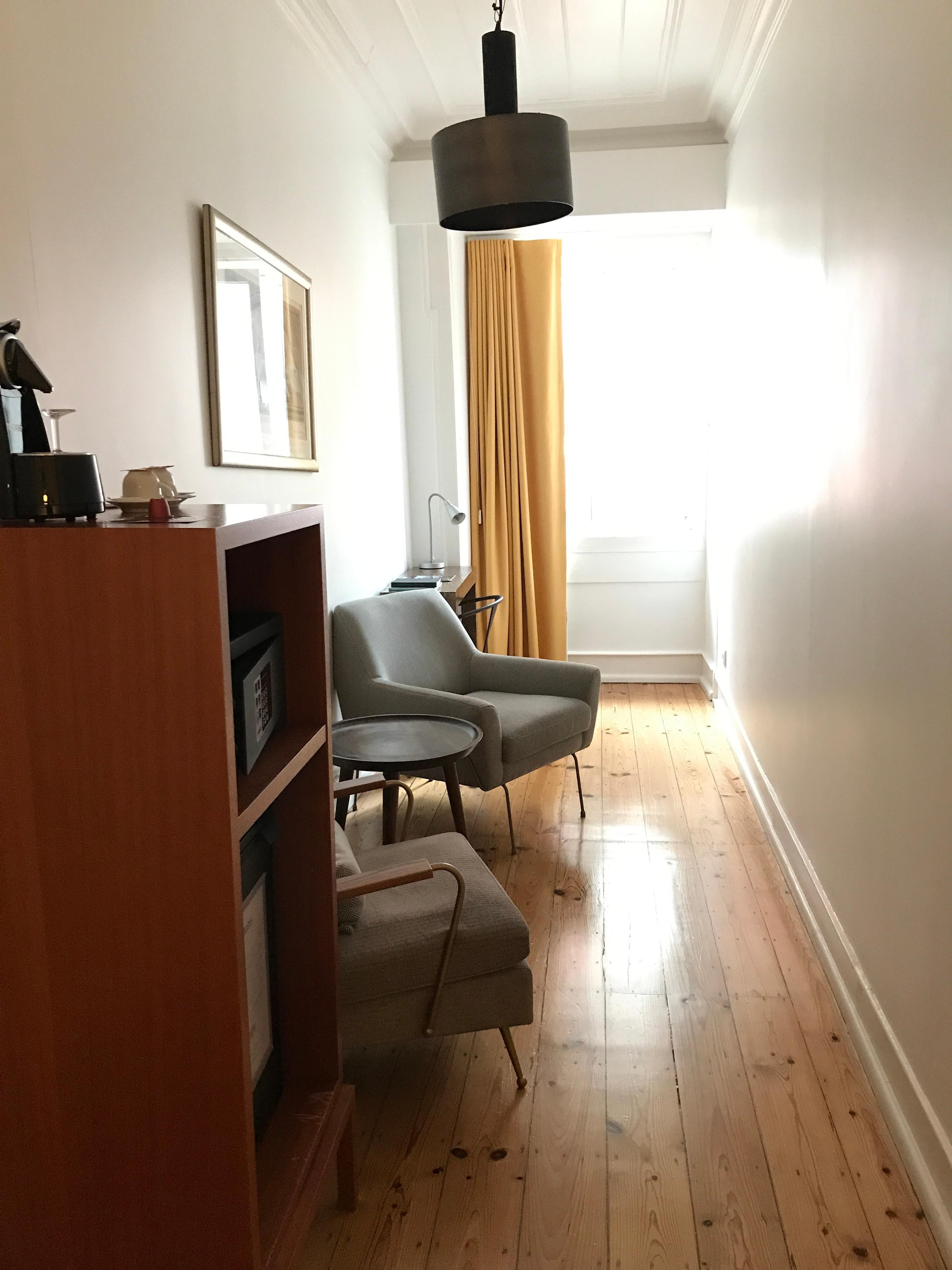 滞在した部屋は、2階の縦長の部屋でした。寛げるスペース