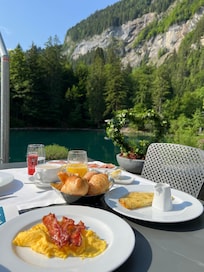 Petit déjeuner copieux servi en terrasse
