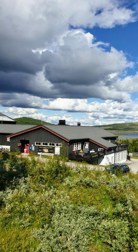 Hotellet som ligger like ved veien. 