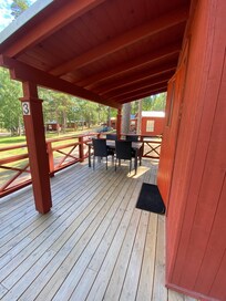 Generös uteplats i stuga nr3