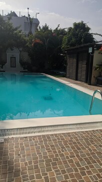 Piscina con aparato de limpieza eléctrico dentro.