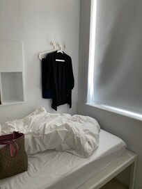 床很硬,有跳蚤,每天大清早陽光就會照著床,窗簾不能完全遮蔽,也無法好好休息。
