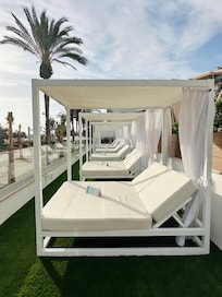 Betten zur sicht aufs Meer. 25 euro/tag mit 2 cocktails und früchteteller