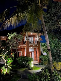 Wow , vilken fin känsla då jag kom . Trots att det var kväll . Så vackert ! Väl underhållen trädgård . Vackra växter och härliga ljud från bla geckos , syrsor och fåglar