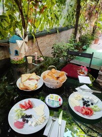Excellent petit déjeuner sûr la terrasse.