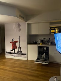 Cute decorations and complete kitchen with view of the Eiffel whilst preparing a meal