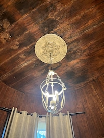 Visão do teto do quarto.