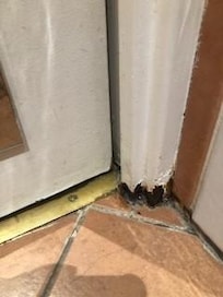 Vue de la base de la plinthe droite (face aux toilettes)