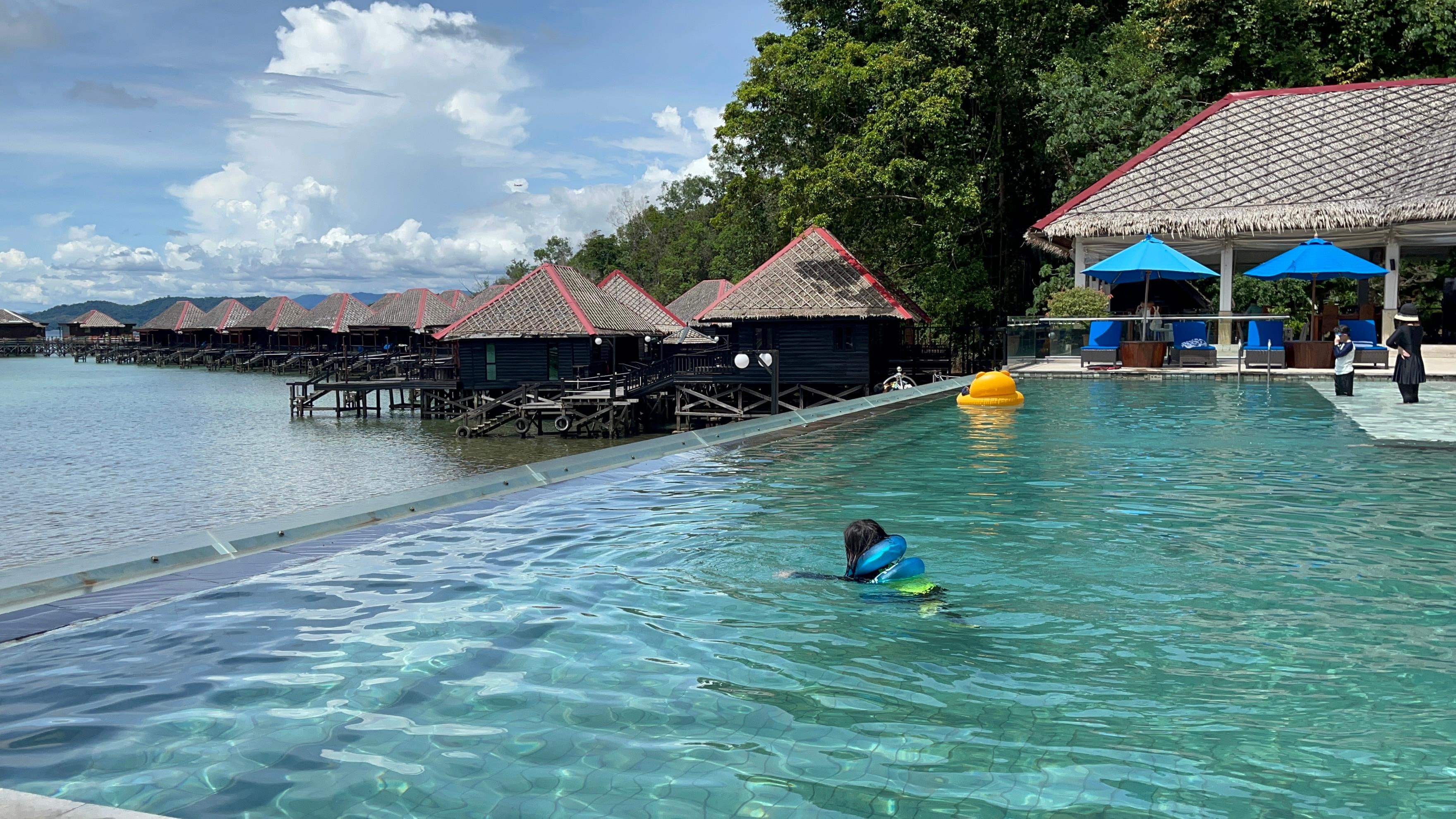 리조트 수영장과 숙소들