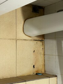 Tubulação do ralo do outro banheiro derramando água no Box em que se toma banho