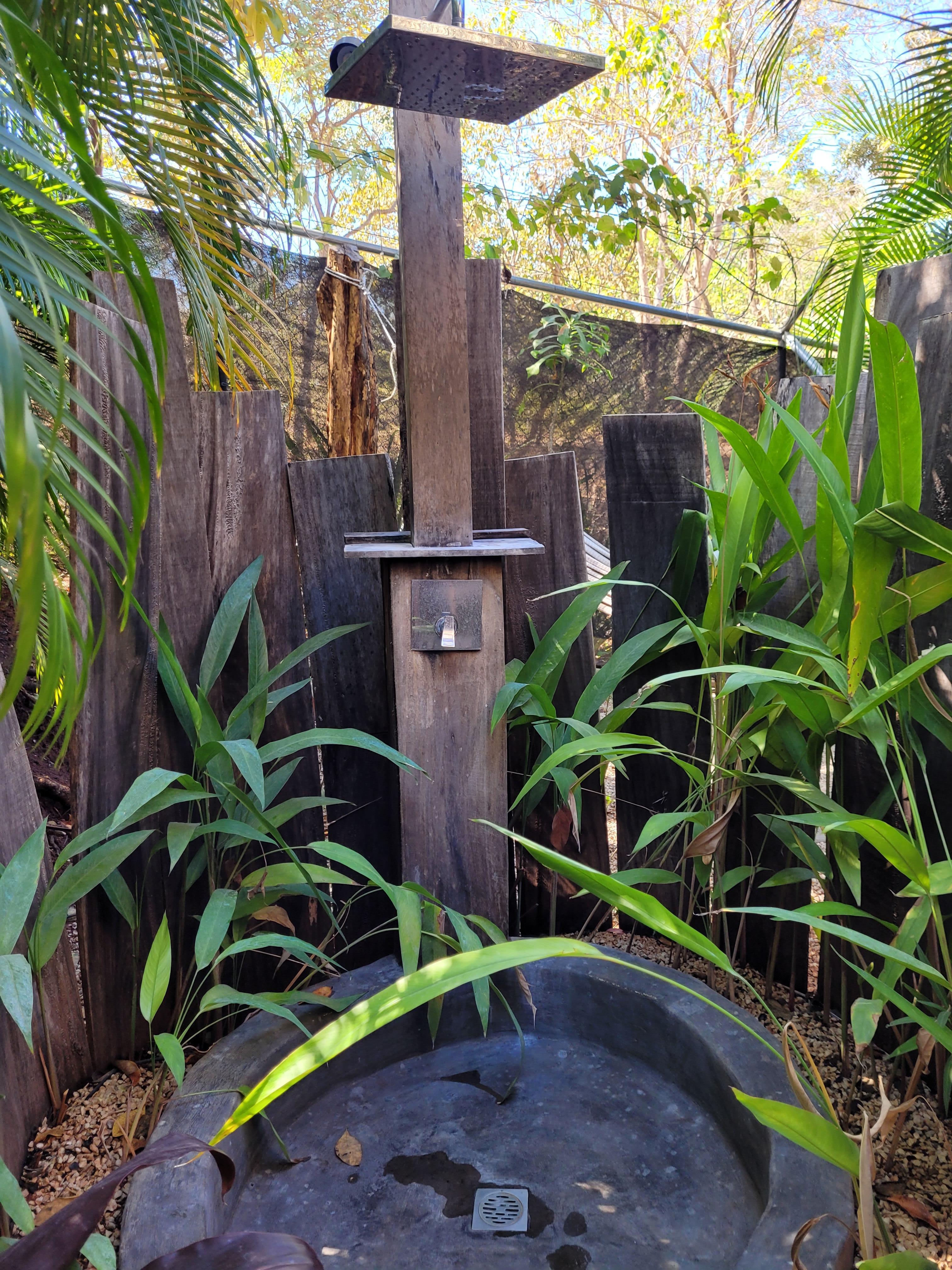 La douche dans le jardin (pas d eau chaude par contre)