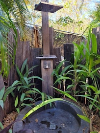 La douche dans le jardin (pas d eau chaude par contre)