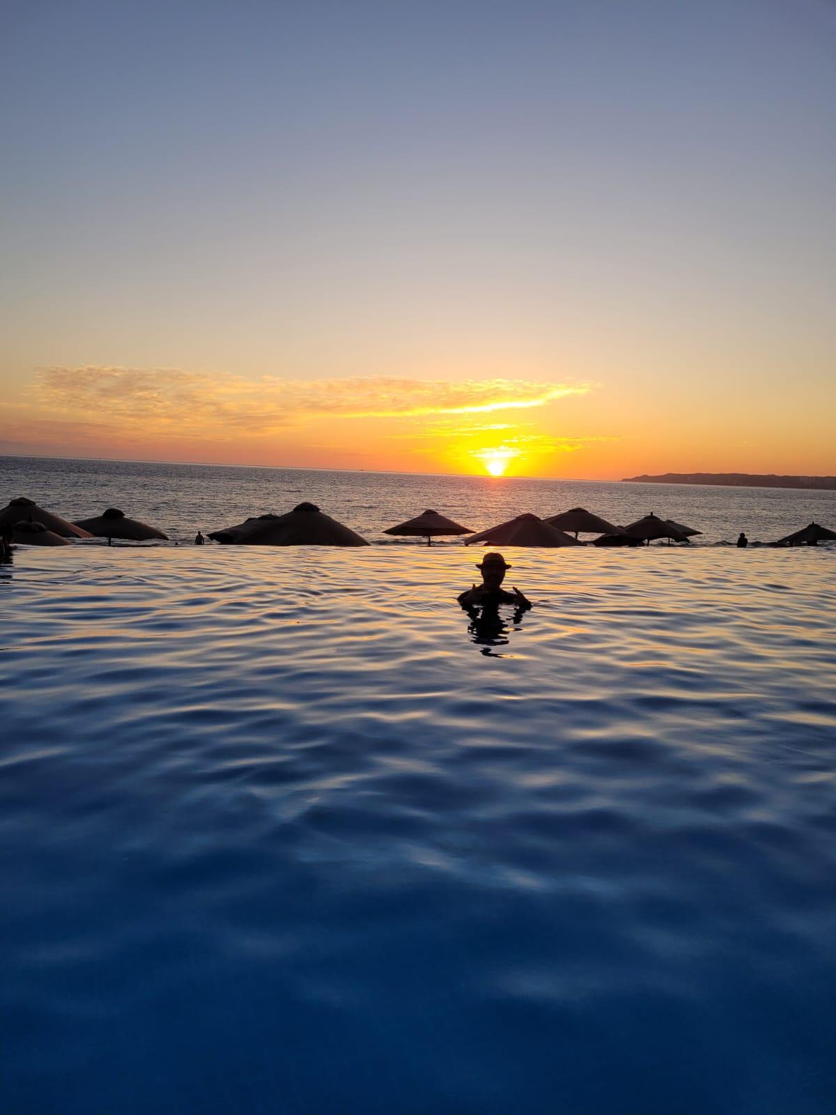Puesta de Sol en Piscina Vista al Mar