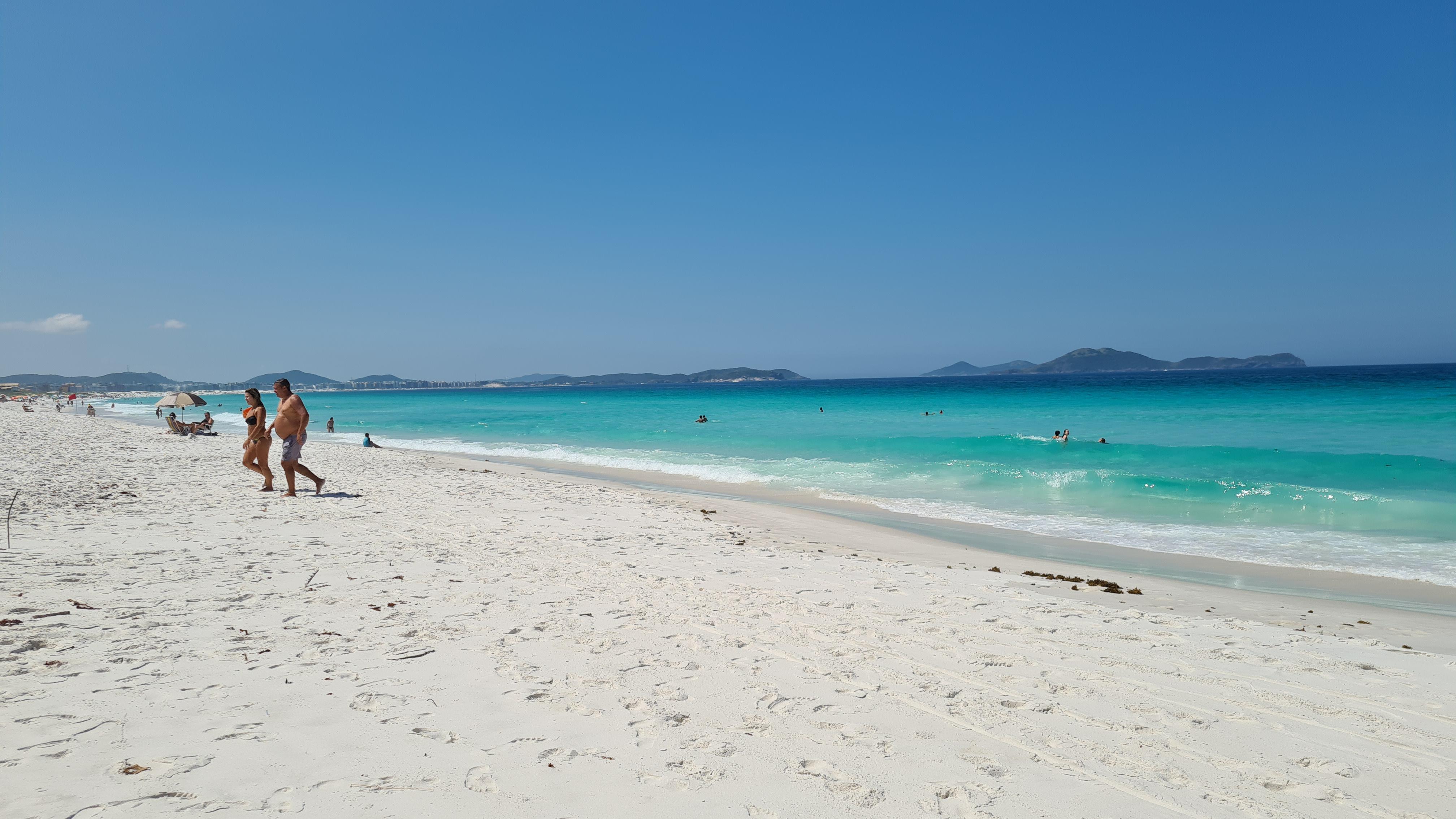 Praia em frente a pousada 