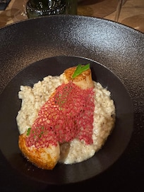 Les noix de saint Jacques avec du riz truffé