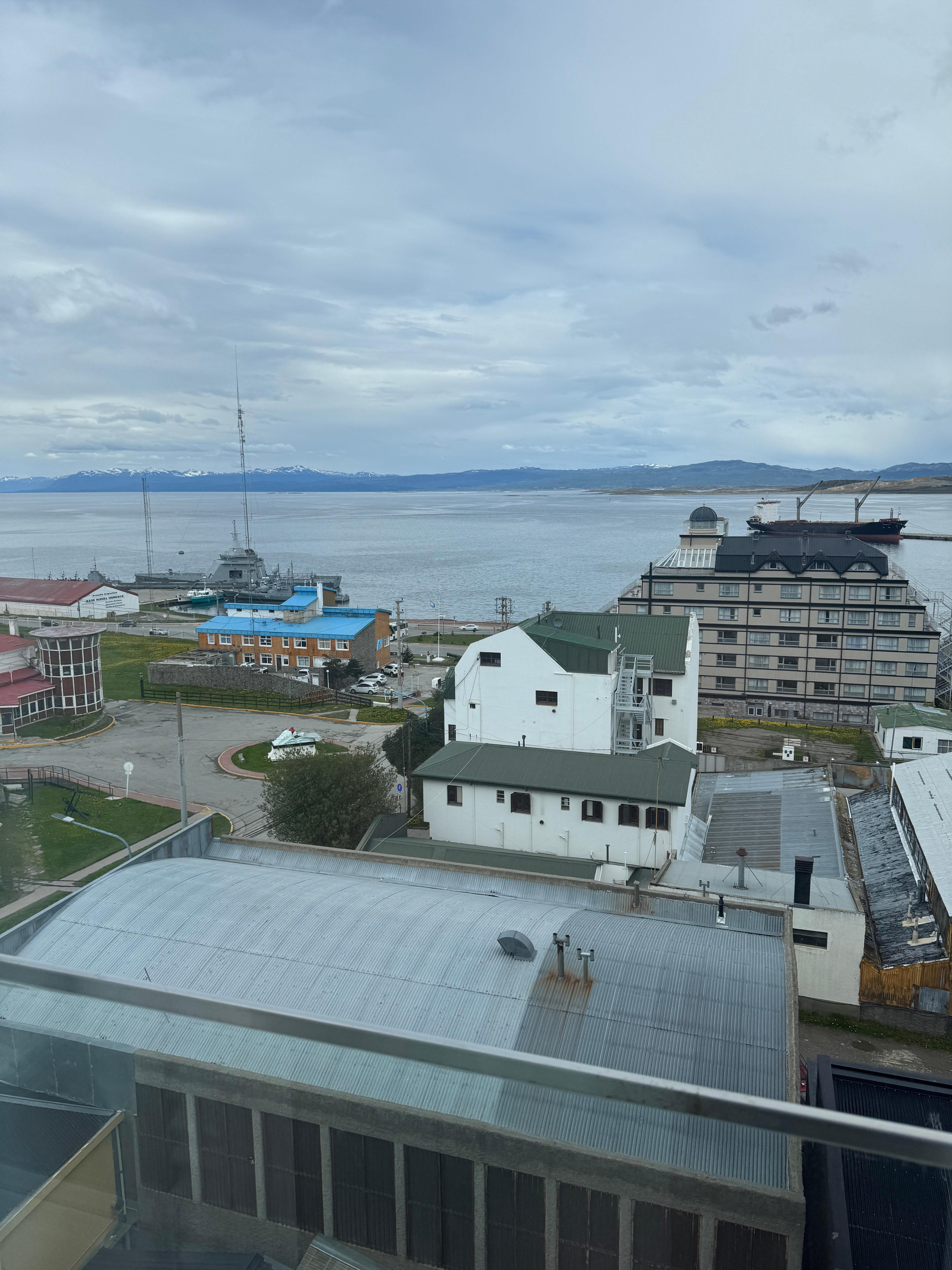 Vista, desde la ventana hacia la bahía de Ushuaia