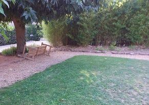 banc renversé a 50m de la terrasse du resto visiblement cela ne gene personne dans ce 4*?..